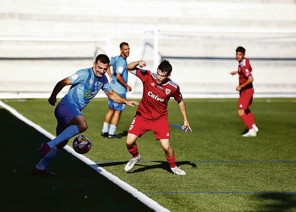 El azulón Nespereira protege la pelota ante Manu Núñez, del Bergantiños.