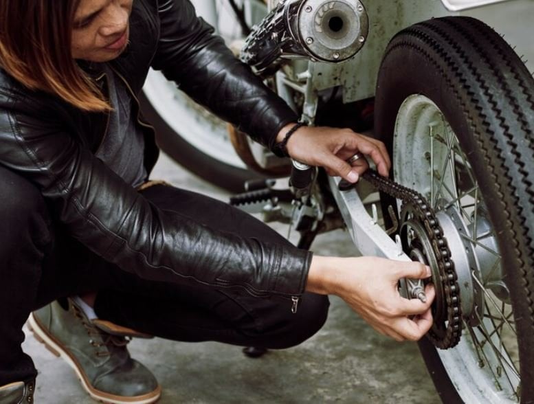 Limpias los bornes de la batería de tu moto? – Seguridad en moto