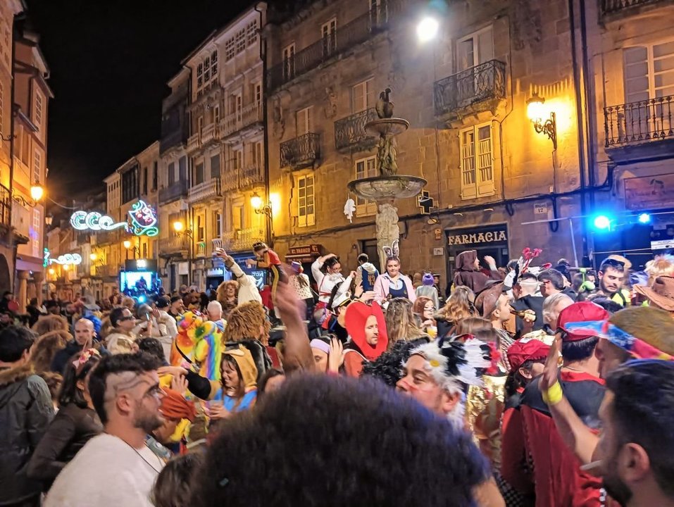 Imagen del ambiente festivo en la Praza do Ferro de la ciudad durante la noche del lunes de Entroido.
