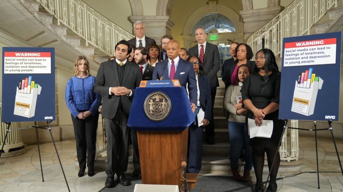 El alcalde de Nueva York Eric Adams junto algunos miembros de su gabinete.