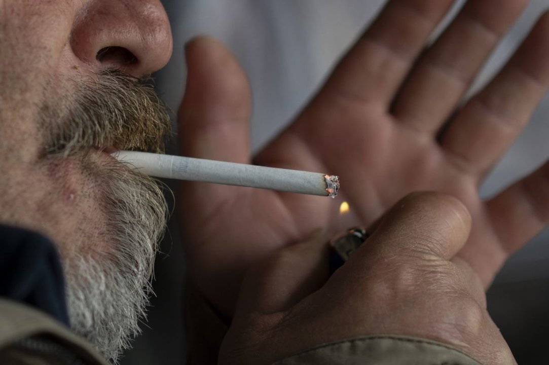 Un fumador enciende un cigarro en O Carballiño.