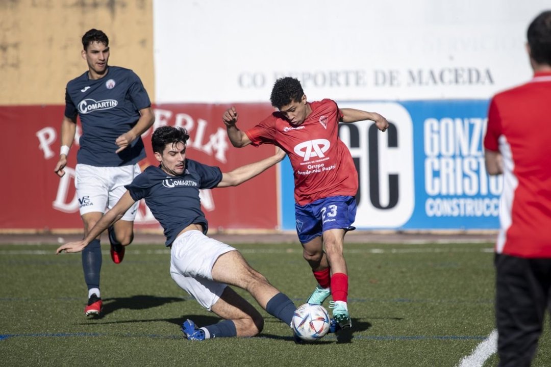 El defensa verinense Aitor intercepta el balón que intenta llevarse el delantero macedano Dio (foto: Óscar Pinal).