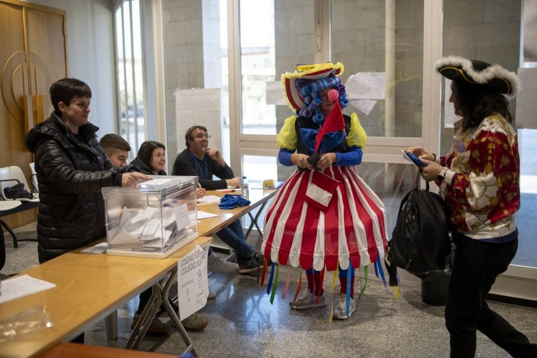 Los limianos votaron, pero sin renunciar a su tradicional Domingo de Piñata (foto: Óscar Pinal)