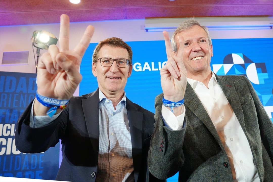 Alberto Núñez Feijóo y Alfonso Rueda hacen la señal de la victoria al inicio de la reunión de la ejecutiva del PPdeG, en Santiago.