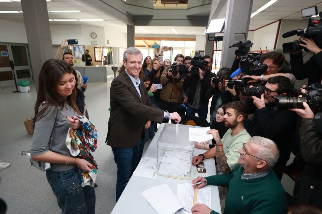 Alfonso Rueda, el pasado domingo, acudiendo a votar acompañado por su familia.