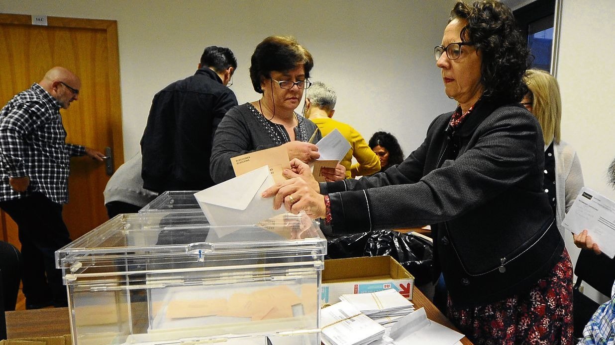 Recuento del voto emigrante en la audiencia provincial (foto: Martiño Pinal).