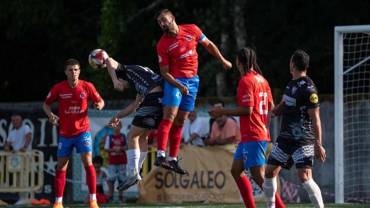 El capitán de la UD Ourense, Pablo Corzo, disputa un balón con un contrario en Albán.