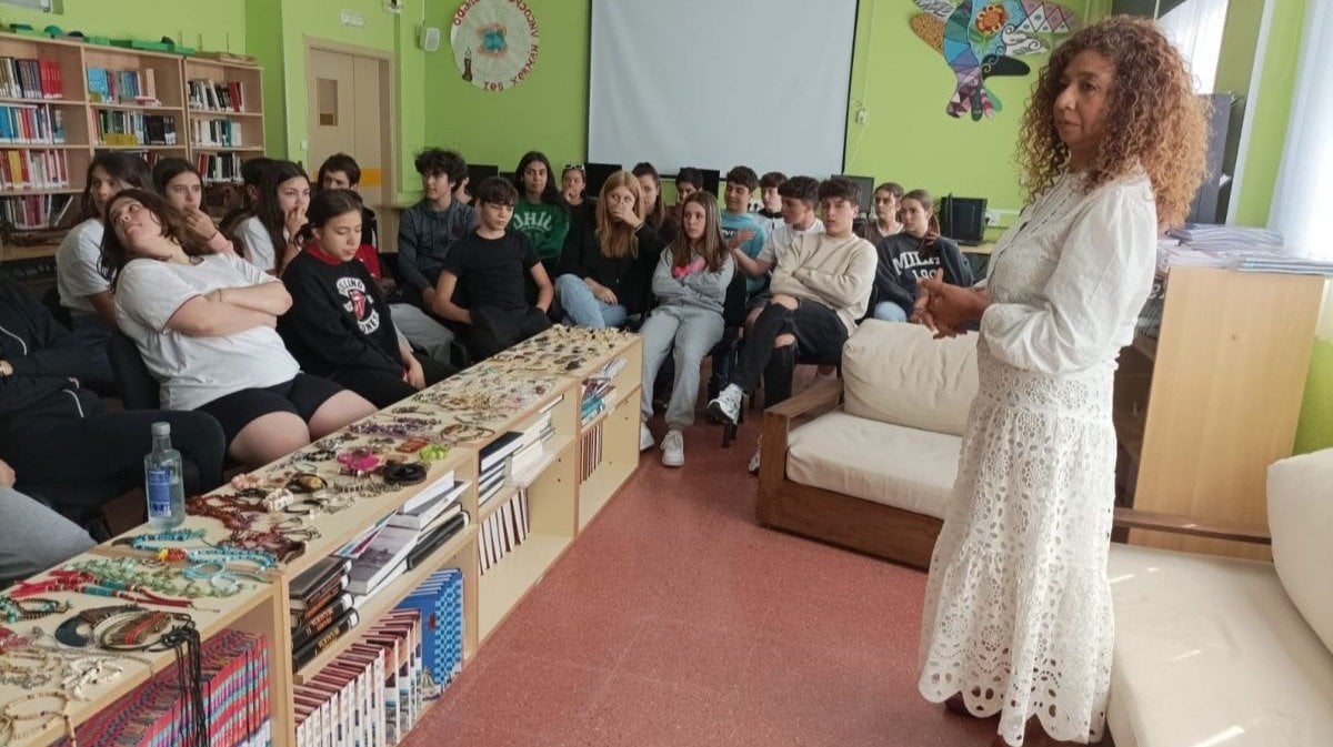 La escritora y actriz Soledad Felloza, durante un encuentro con niños triveses.