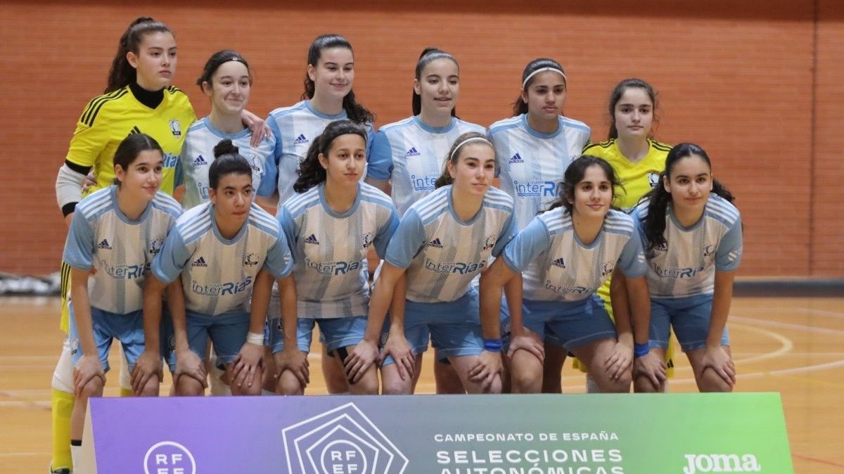 Las jugadoras de la selección gallega sub-16 femenina dirigidas por Bea Seijas, Aitor y Zel (foto: FGF)