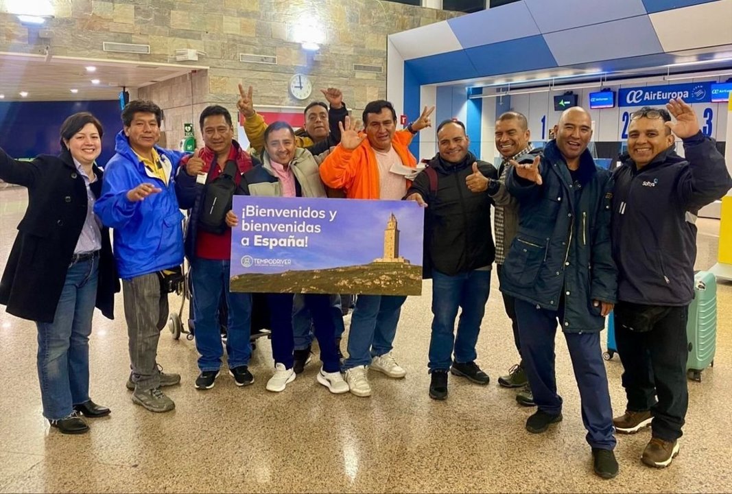 Imagen de los 16 peruanos a su llegada al aeropuerto de Alvedro (A Coruña), ayer.