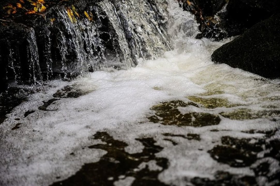 Agua contaminada en el río Barbaña.