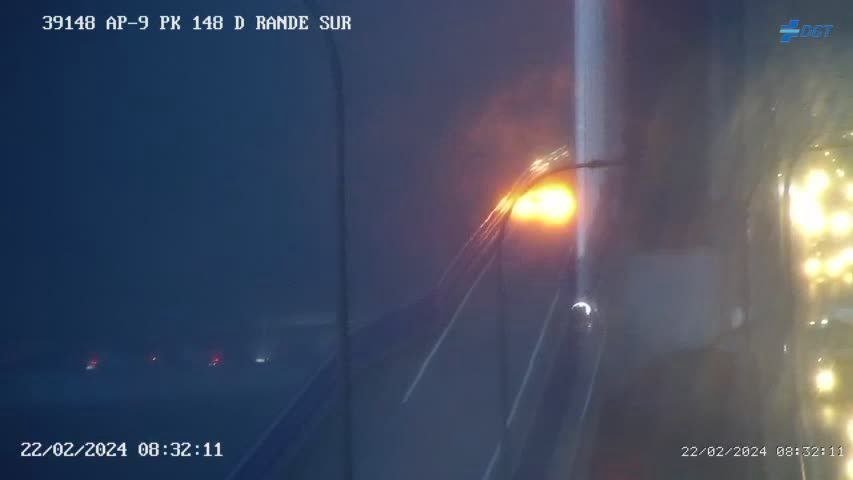 Arde un coche en el puente de Rande (DGT).