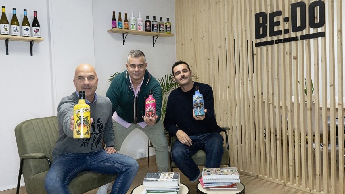 Alberto Barreiros, Bruno Fernández y Pablo Álvarez Estévez posan con el producto premiado.