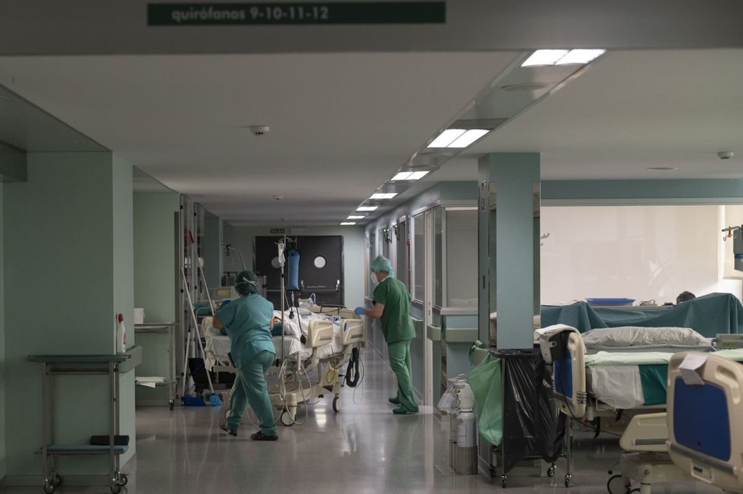 Dos sanitarias trasladan a varios pacientes en el interior del Complexo Hospitalario Universitario de Ourense (CHUO).