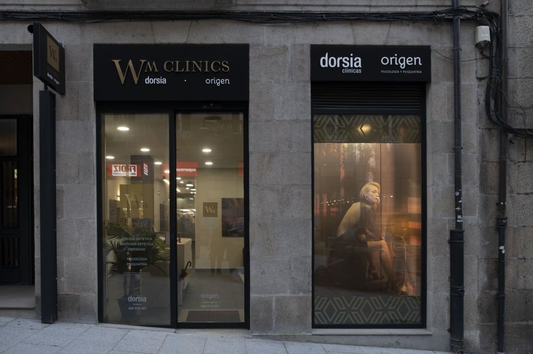 Imagen del escaparate de una de las clínicas de cirugía y medicina estética de la ciudad.