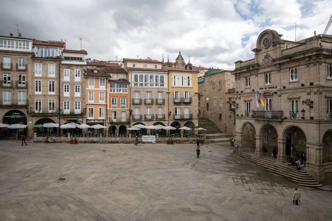 Vista de la Casa do Concello de la ciudad, a la derecha, en la Praza Maior.