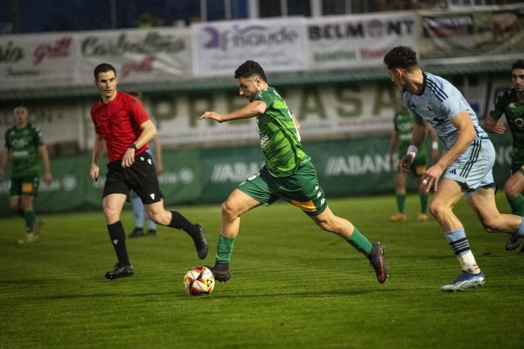 El atacante verde Vicente Esquerdo conduce la pelota en el último partido en Espiñedo.