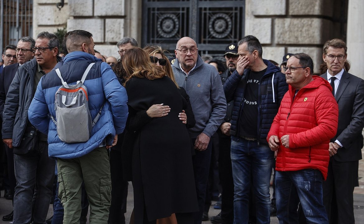 El presidente del Partido Popular, Alberto Núñez Feijóo, acompañando a familiares y amigos de las víctimas del incendio hoy en Valencia.