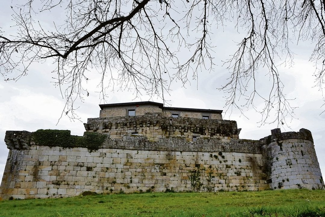 La imponente estampa que muestra el Castillo de Maceda, auténtico emblema de la villa.