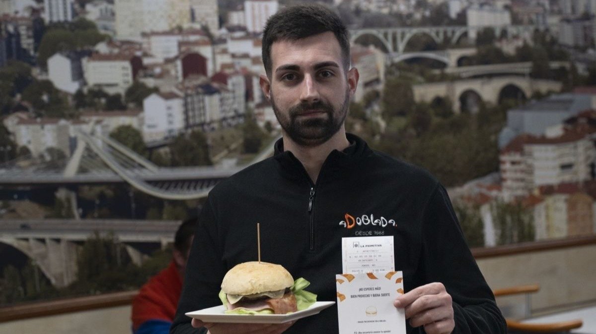 Bruno Blanco en A Doblada con una de las hamburguesas millonarias (foto: Martiño Pinal)