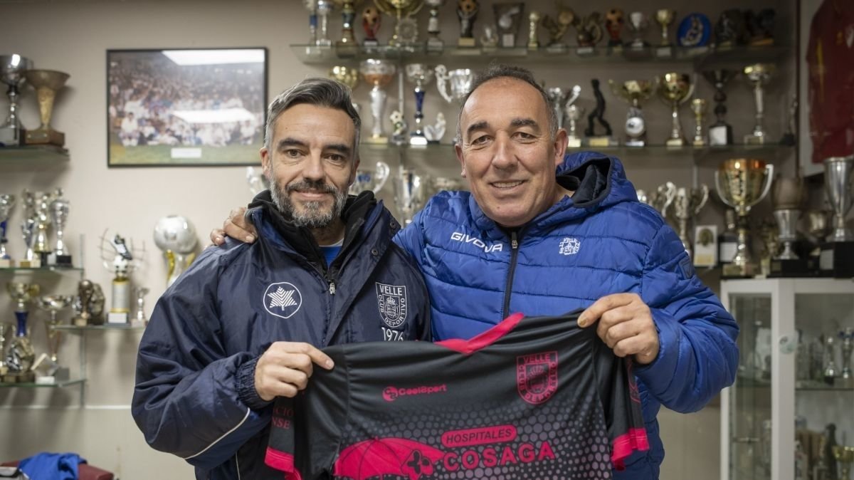 Anxo Valcárcel (i) y el presidente del CD Velle, Paco Sotelo, en las instalaciones del club.