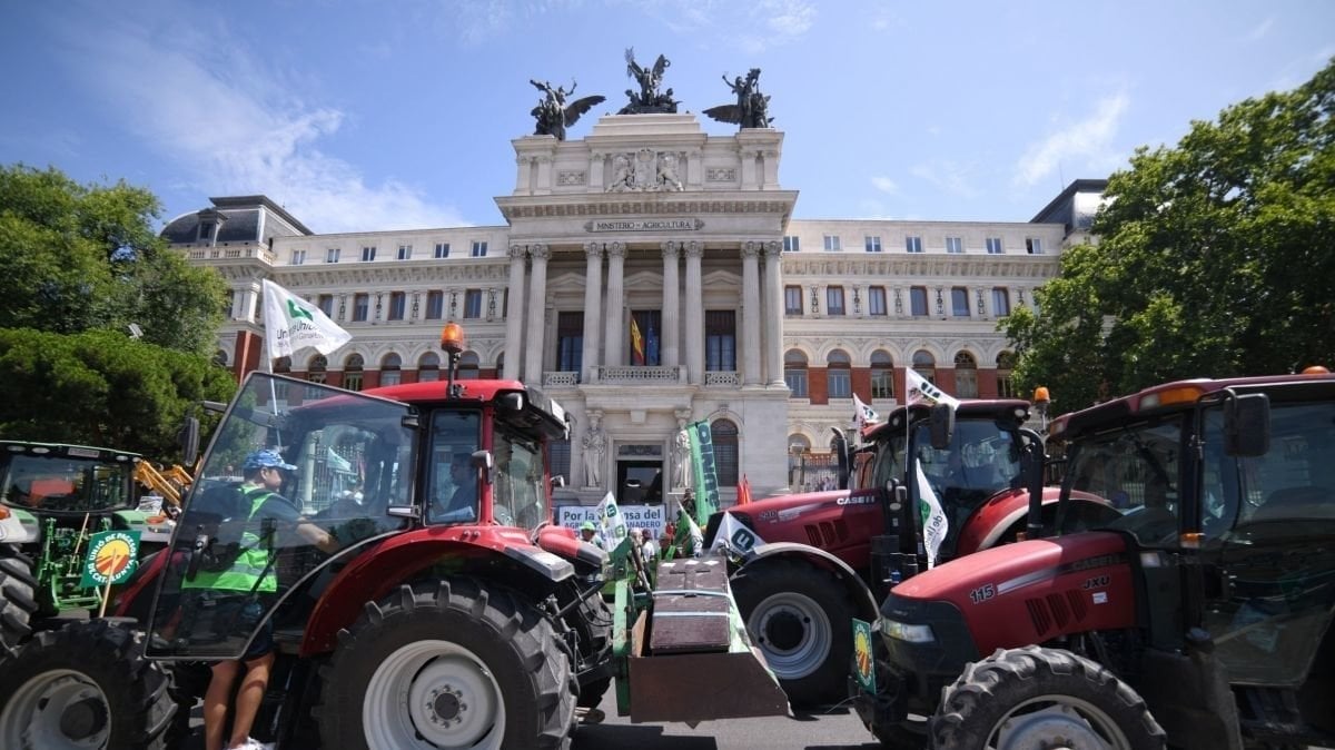 Varios tractores aparcados delante de la sede del Ministerio de Agricultura en Madrid.