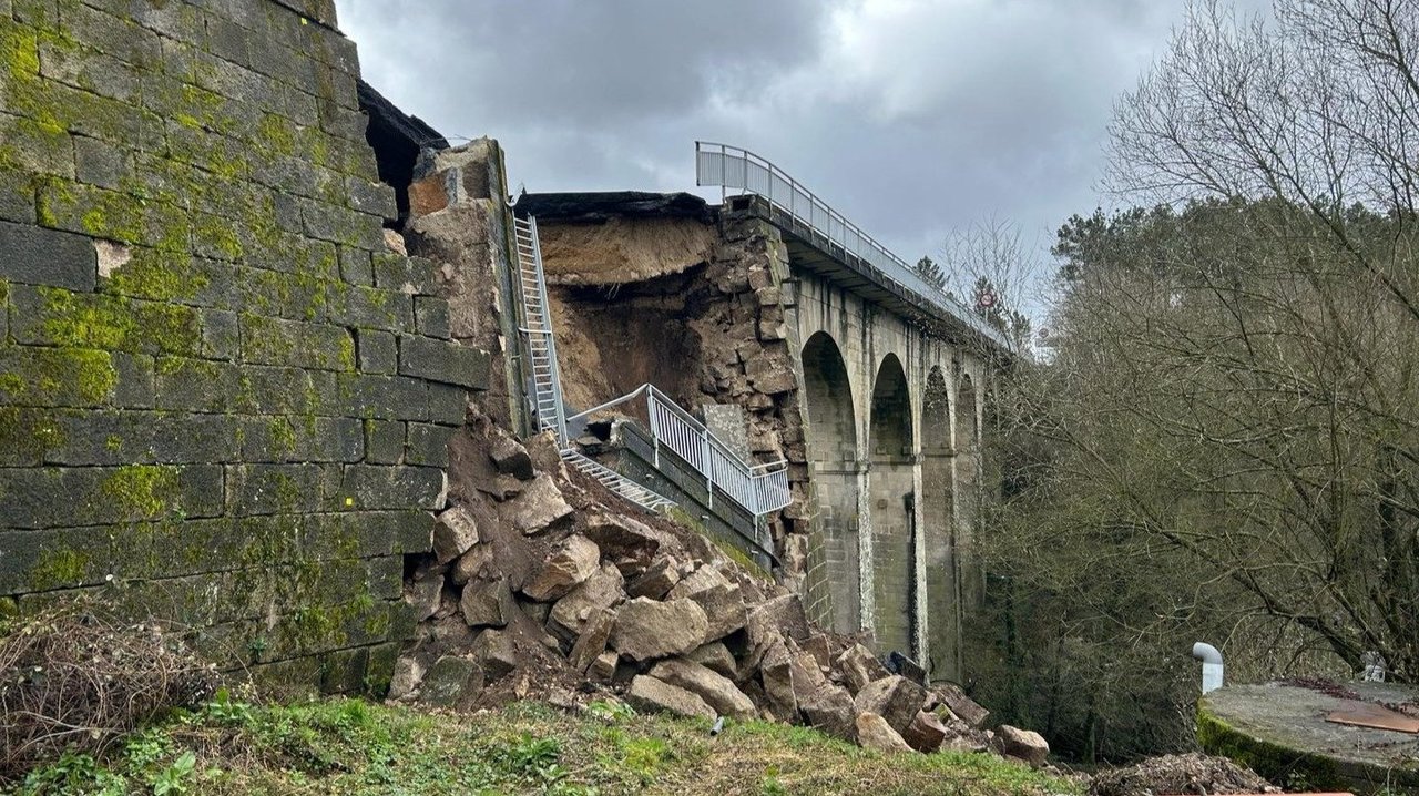 Vista del derrumbe desde la parte baja del puente.
