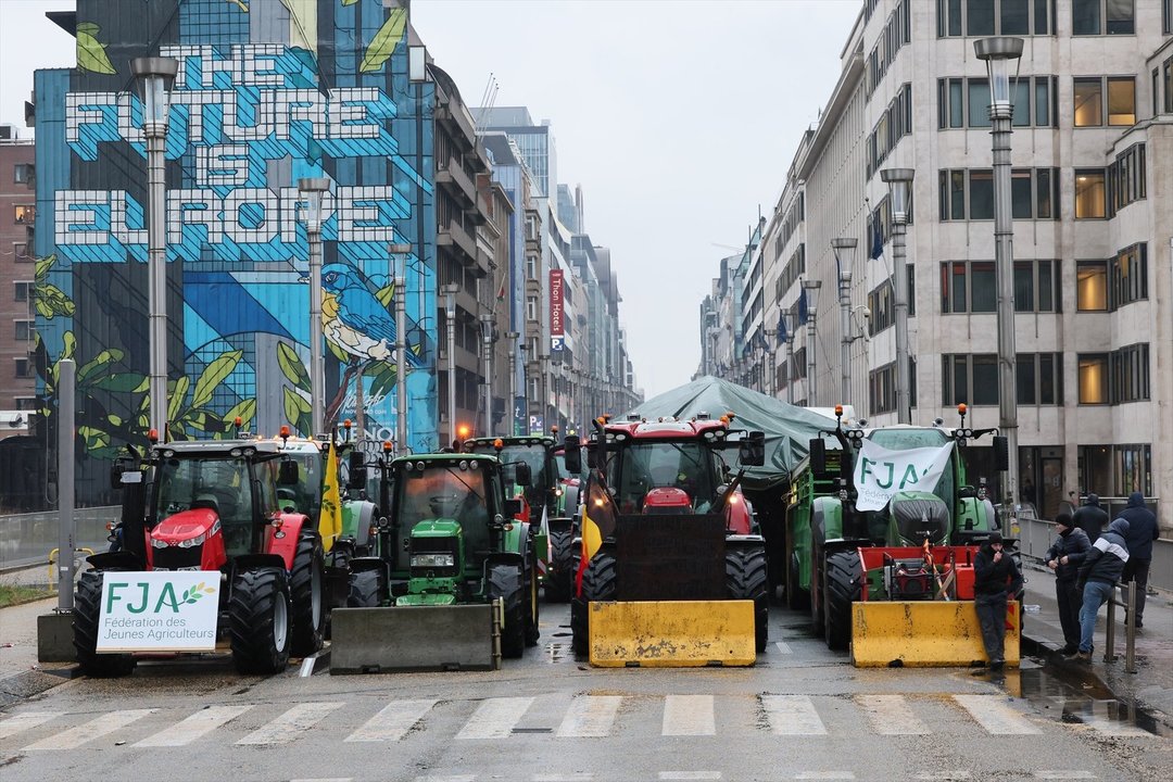 EuropaPress_5782988_tractors_pictured_in_the_early_morning_in_the_wetstraat__rue_loi_during
