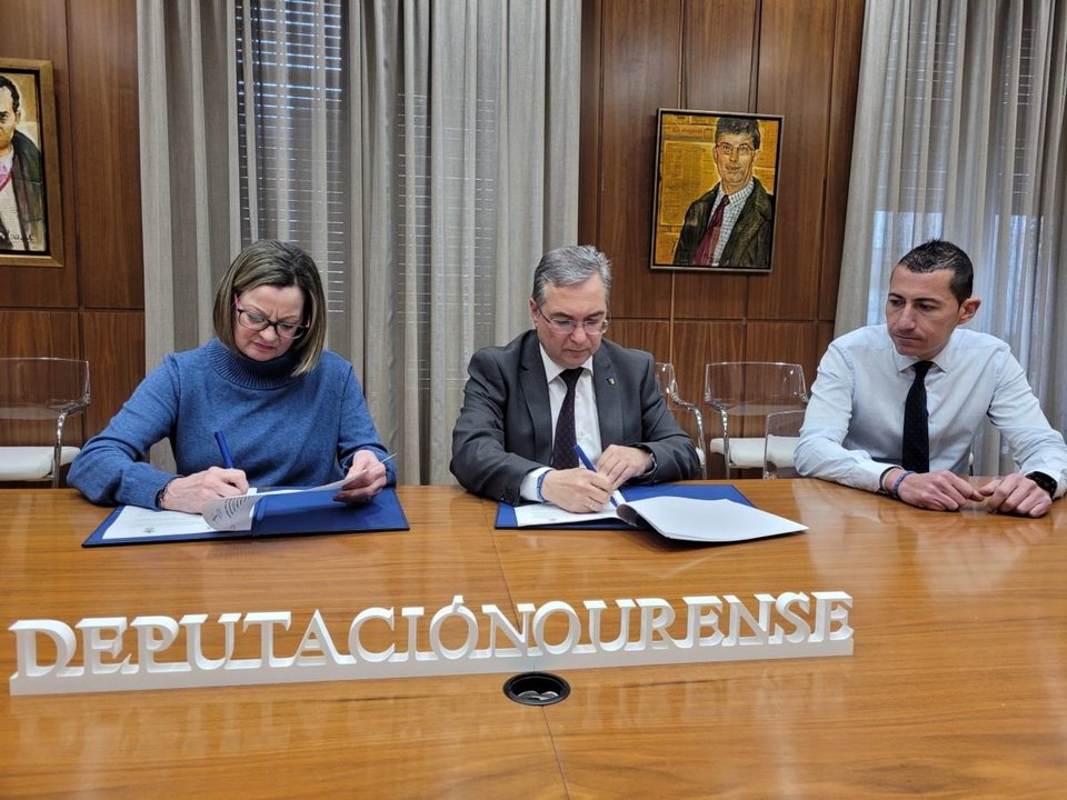 María del Carmen González y Luis Menor firman el convenio de colaboración ante la mirada de Juan Marquina.