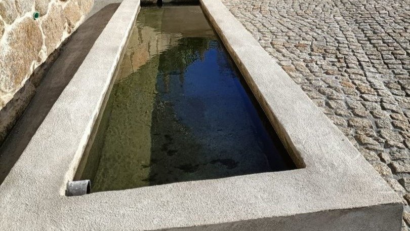 Una fuente lavadero que ha sido recuperada para el uso público en Riós.