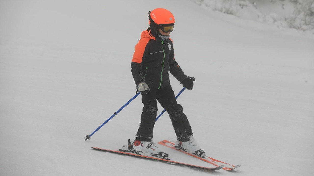 Un joven practica esquí en Manzaneda el pasado fin de semana (José Paz).