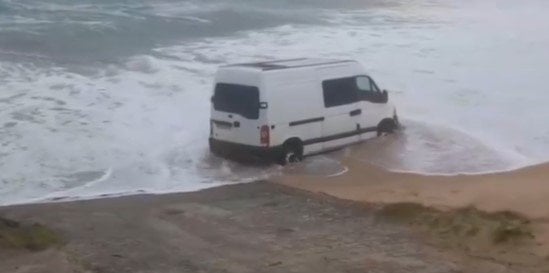 La furgoneta que bajó a la playa en Valdoviño y tuvo que ser rescatada por un tractor.