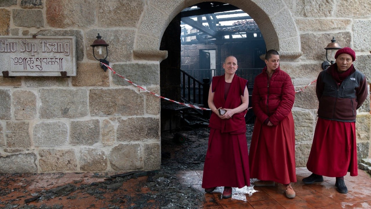 Los monjes del templo budista de San Amaro, ante la entrada precintada del monasterio (Martiño Pinal).
