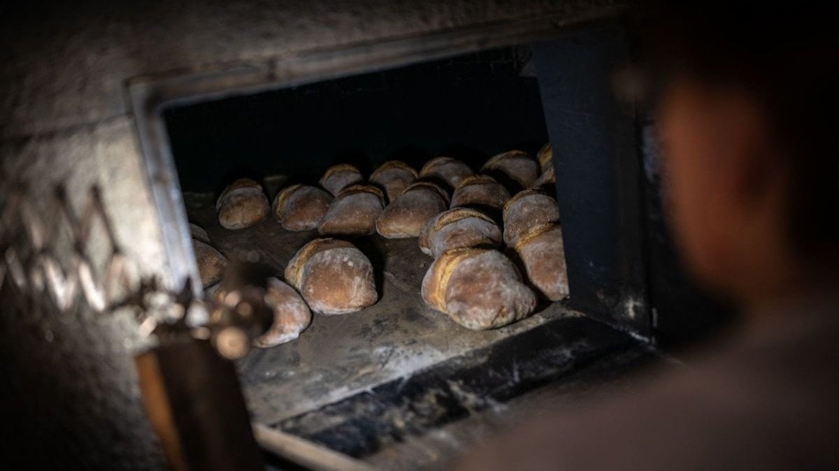 Un horno con bollos de pan en su interior, en Cea (foto: Óscar Pinal)