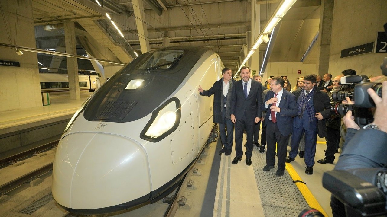 Óscar Puente, ministro de Transportes, a su llegada a Vigo junto al tren Avril, el pasado diciembre.