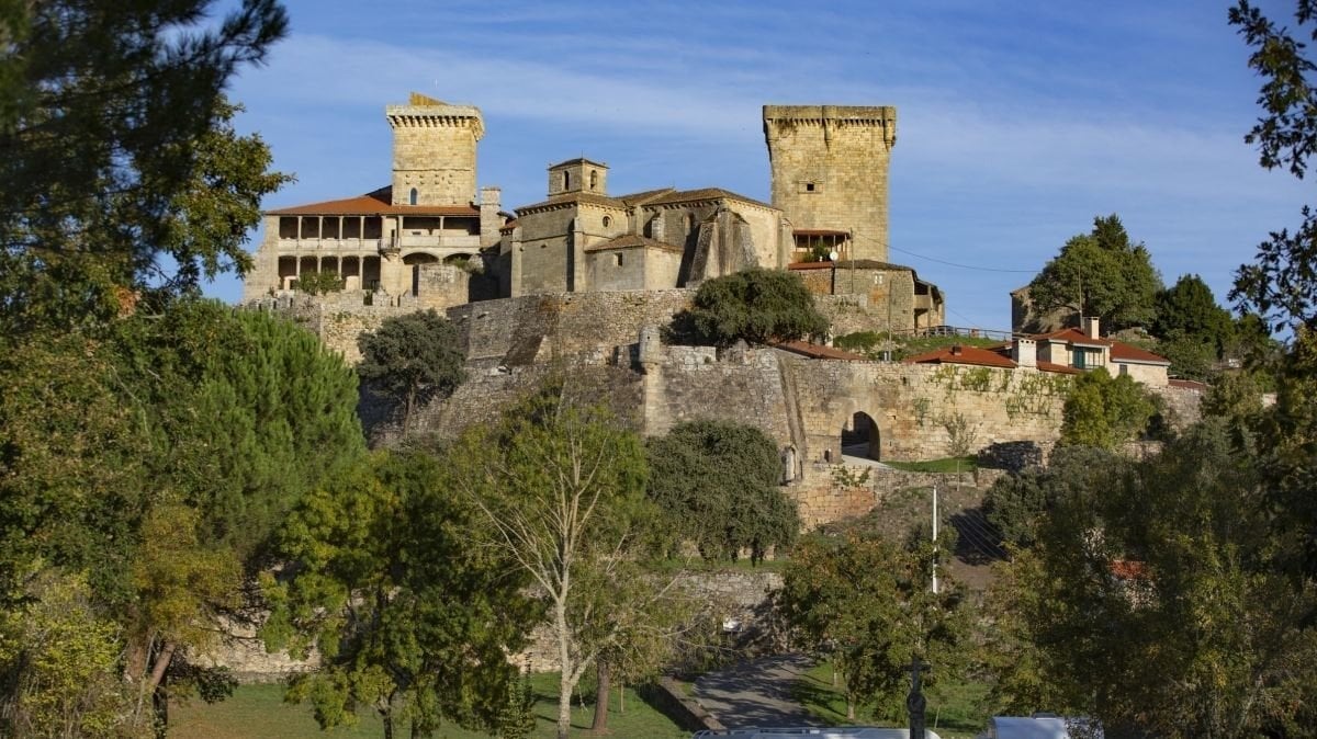 La fortaleza de Monterrei, foco de atracción turística de la comarca (Xesús Fariñas).