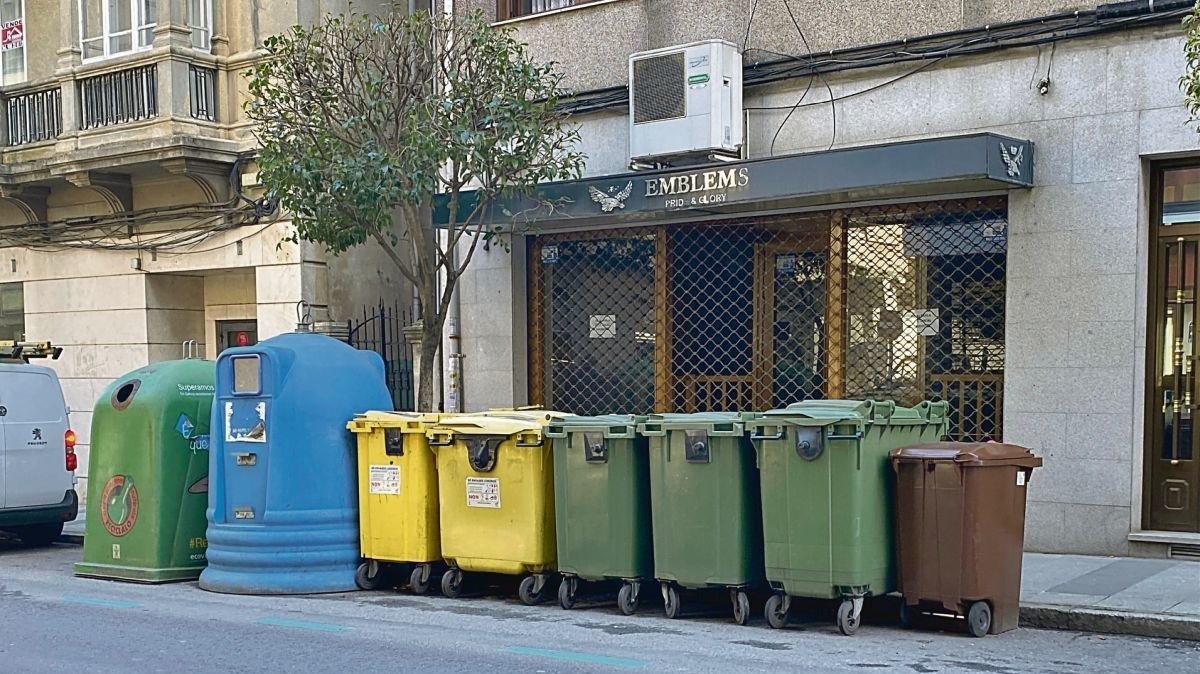 Contenedores de reciclado de basuras de una calle de O Barco (foto: R.F.C.)