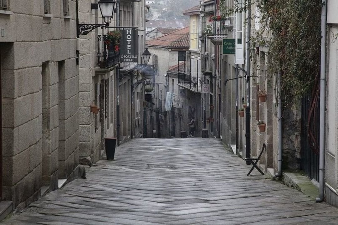 Una calle de Allariz, localidad que ganó 123 habitantes menores de quince años en la última década (M.A.)