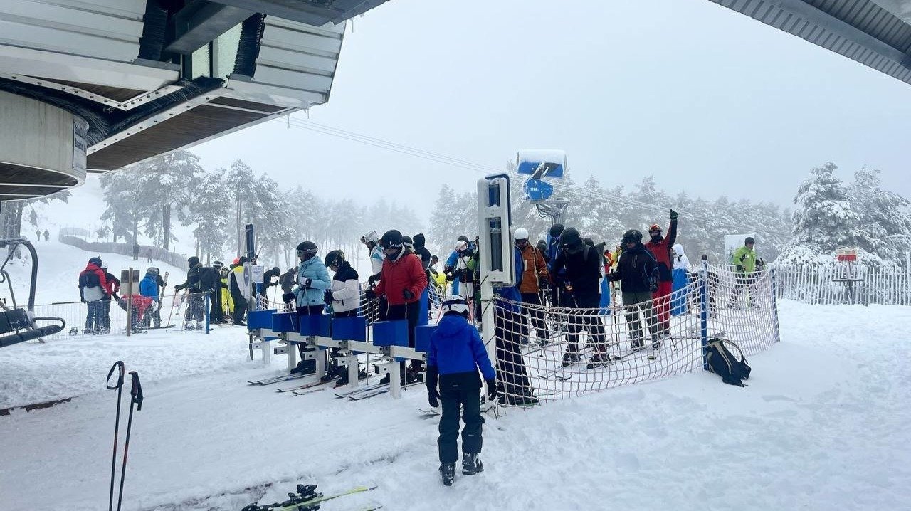 El manto blanco de Manzaneda atrajo esquiadores, “snowboarders” y turistas.