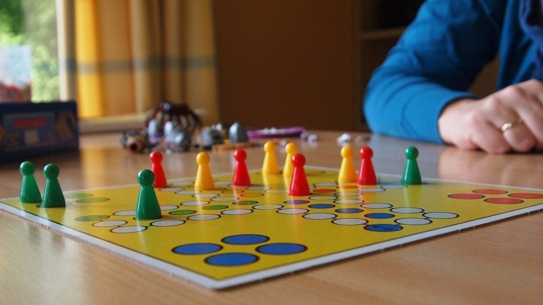 Imagen de archivo de una persona jugando a un juego de mesa (foto: Pixabay)
