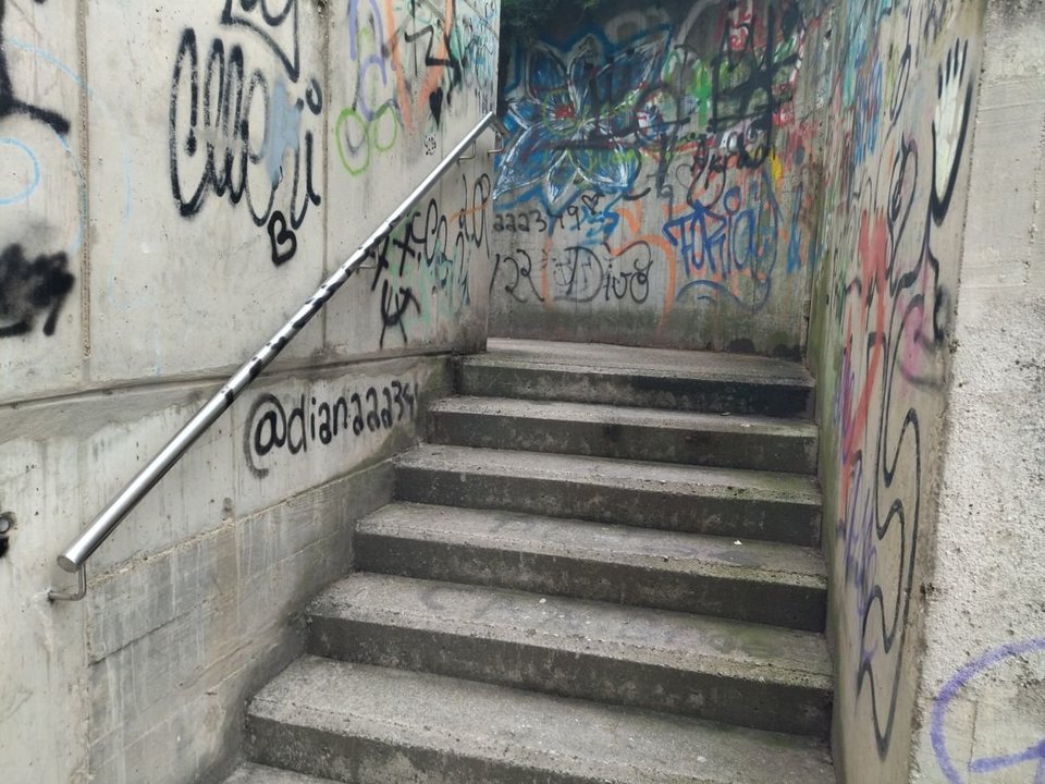 Escaleras del paso subterráneo de Eloy Rodríguez Barrios.
