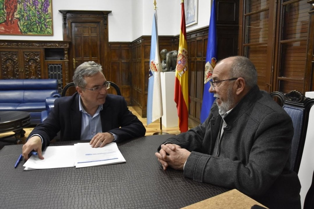 El presidente de la Diputación, Luis Menor, junto al alcalde de A Gudiña, Néstor Ogando.