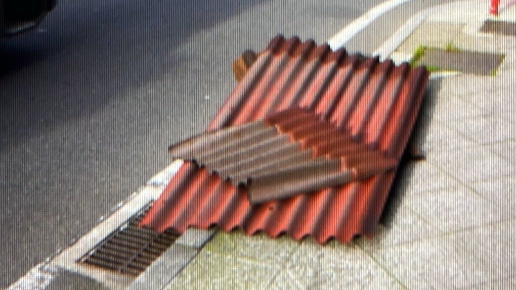 Planchas caídas de una fachada en la calle Marcelo Macías, Ourense.