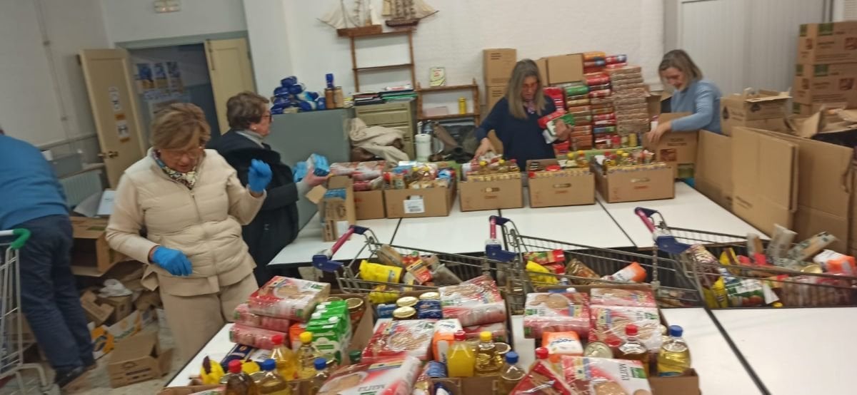 Voluntarias de la asociación clasificando productos para repartir entre los necesitados.