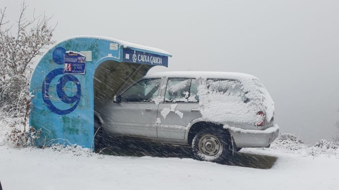 Los más precavidos se anticiparon a la nevada y resguardaron su vehículo para, en caso de necesitar usarlo, no tener que esperar varios minutos a que se descongele el cristal delantero.