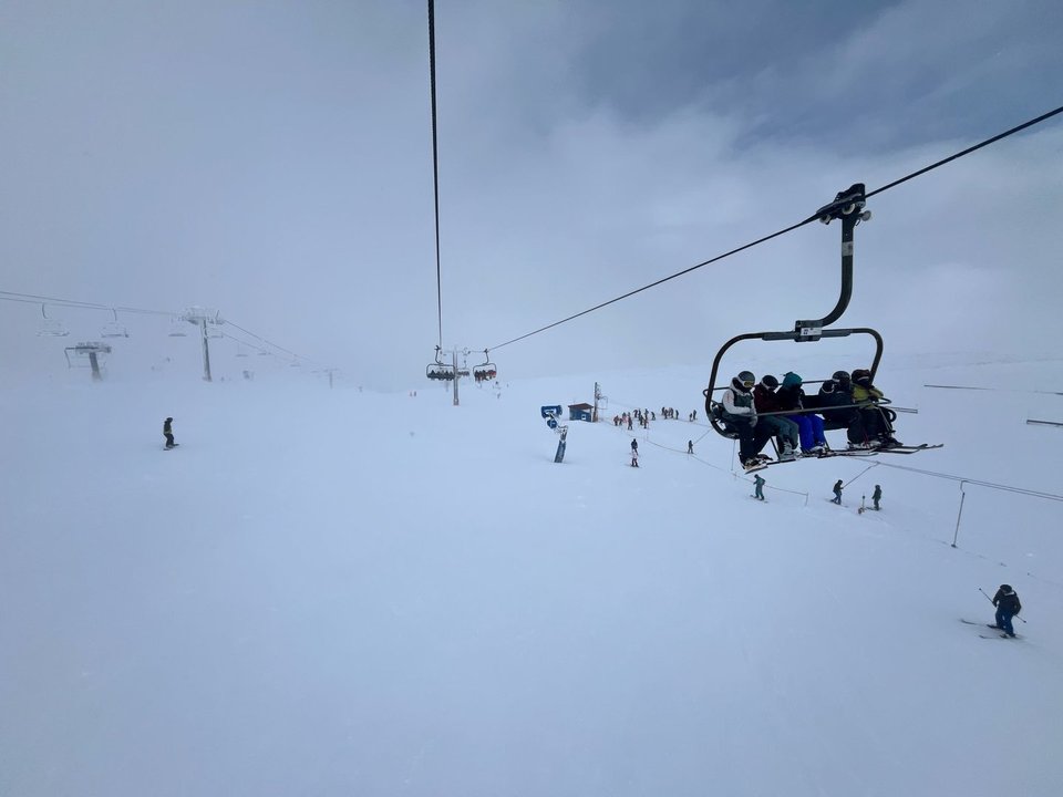 Los esquiadores disfrutaron de una jornada de nieve.