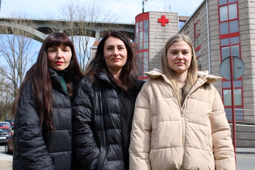 Natalia Ducharova, Iryna Shevchenko y Yuliia Ducharova, frente a Cruz Roja.