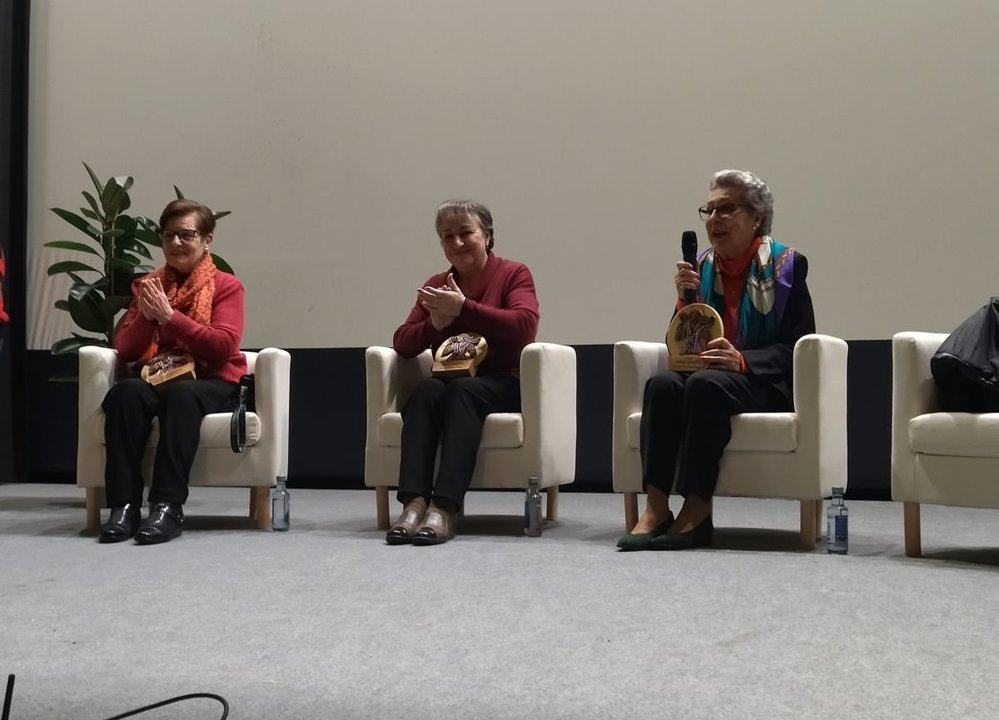 Carmen Gómez, Fina Álvarez y Toña Fernández, las tres homenajeadas, durante la gala.