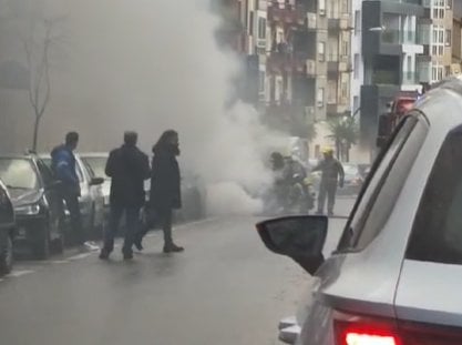 La columna de humo que emergía del coche.