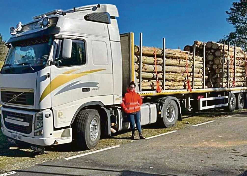 Cintia Piña posa junto a su camión.